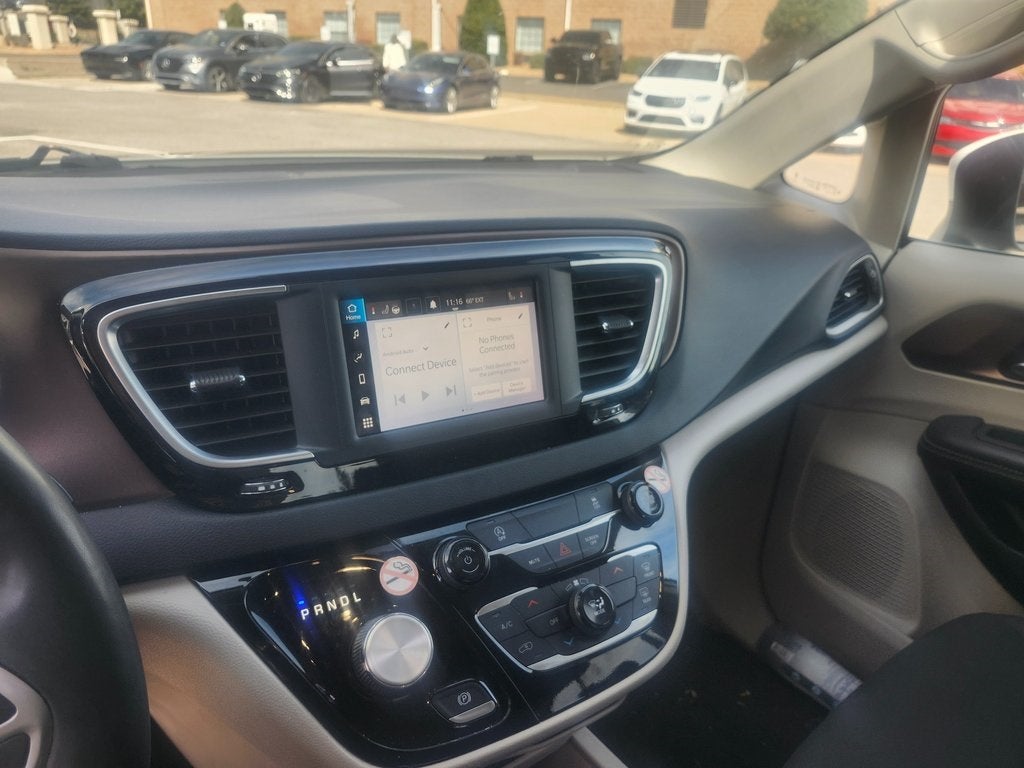 2023 Chrysler Voyager LX
