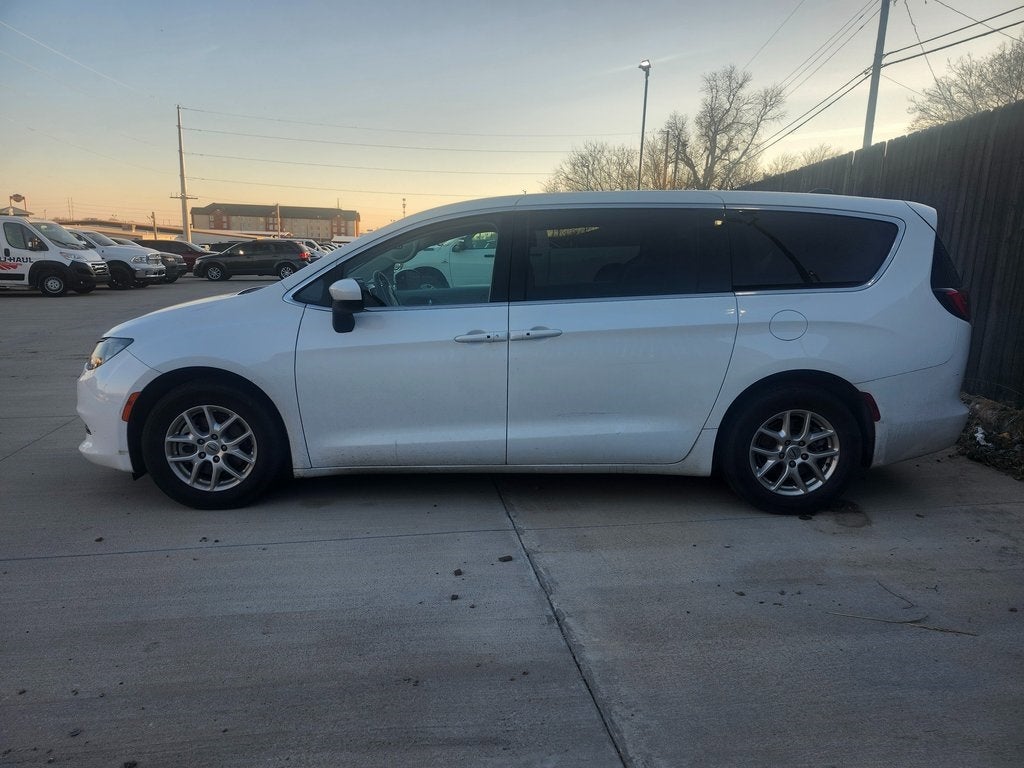2022 Chrysler Voyager LX