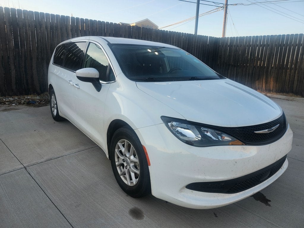 2022 Chrysler Voyager LX