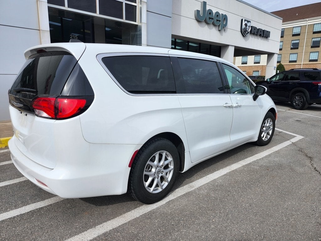 2023 Chrysler Voyager LX