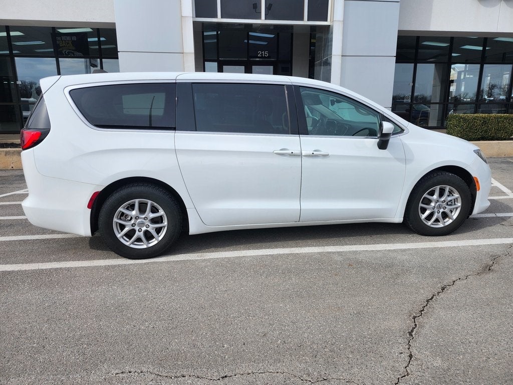 2023 Chrysler Voyager LX