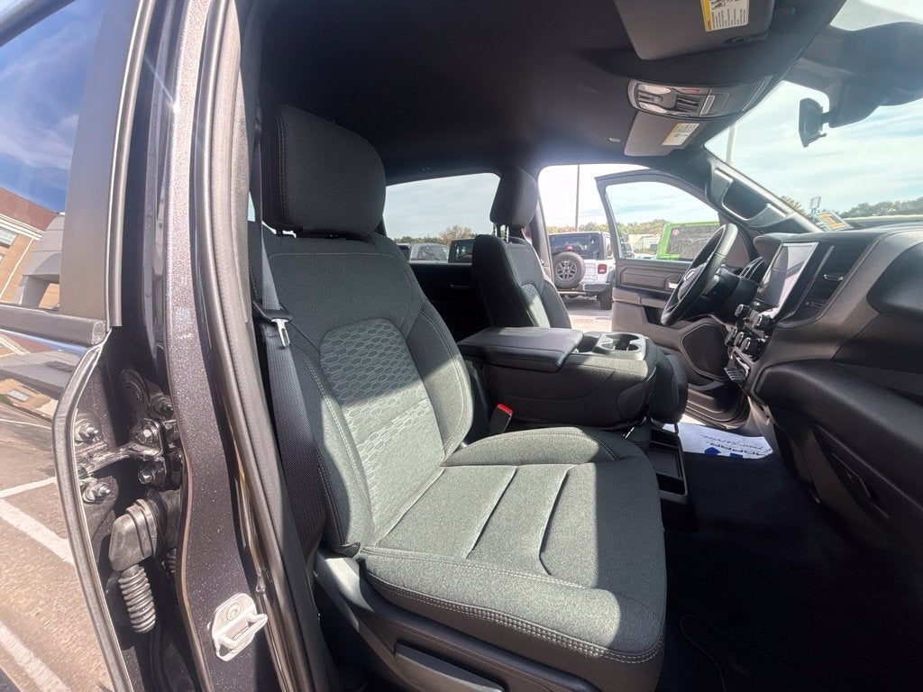 2027 RAM Ram 1500 RAM 1500 TRADESMAN CREW CAB 4X4 5'7' BOX